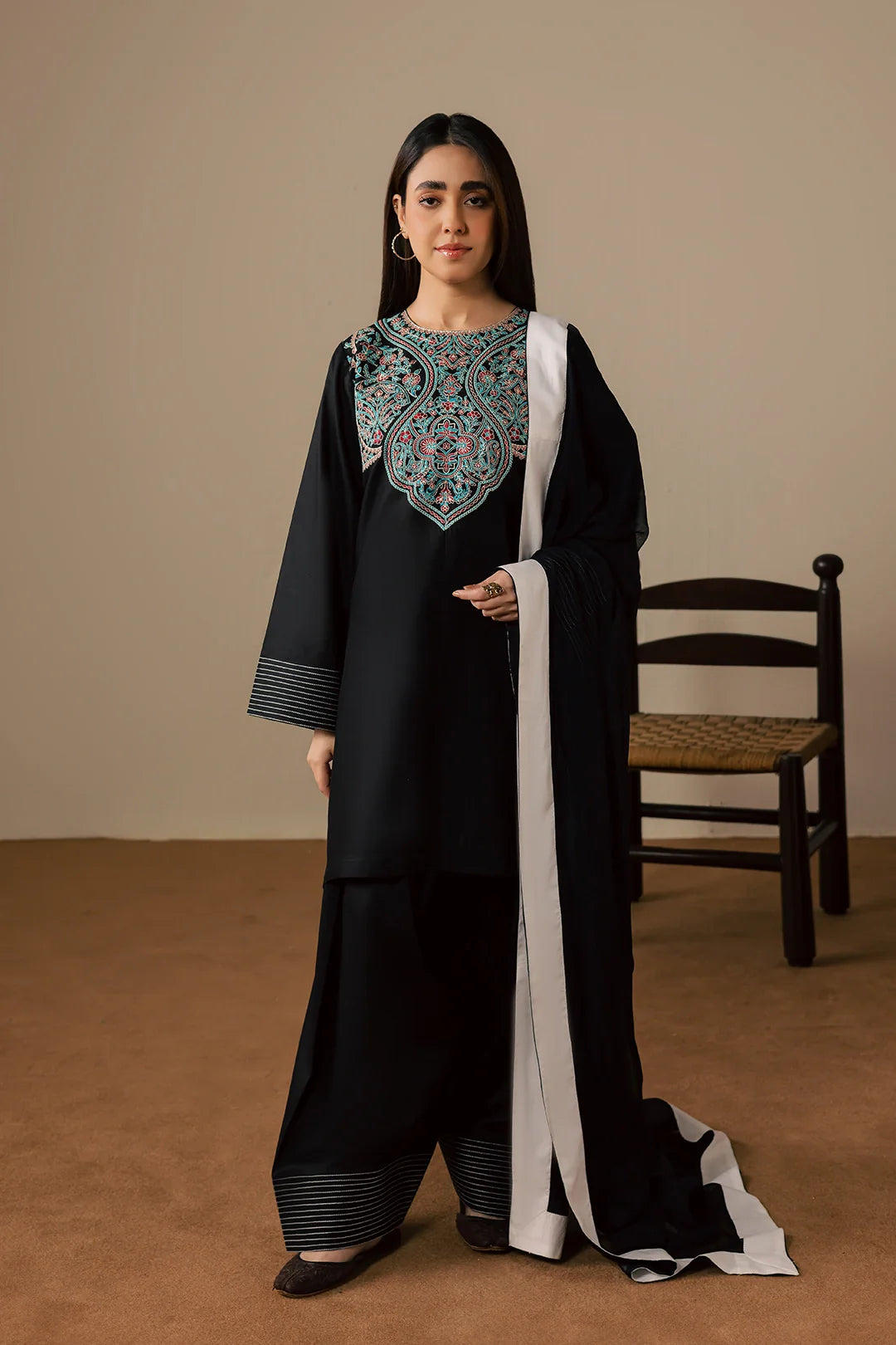 Nafeesa – Black Embroidered Lawn 3-Piece Suit