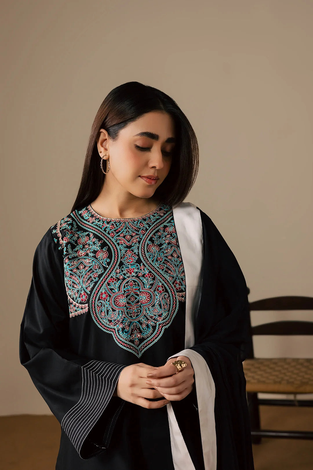 Nafeesa – Black Embroidered Lawn 3-Piece Suit
