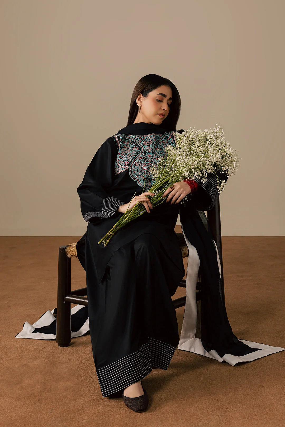 Nafeesa – Black Embroidered Lawn 3-Piece Suit