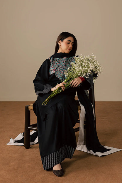 Nafeesa – Black Embroidered Lawn 3-Piece Suit