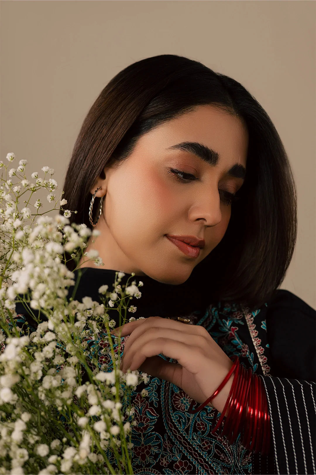 Nafeesa – Black Embroidered Lawn 3-Piece Suit